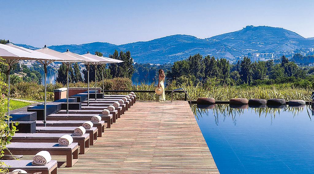 Six Senses Douro Valley, Sonnenliegen am Pool