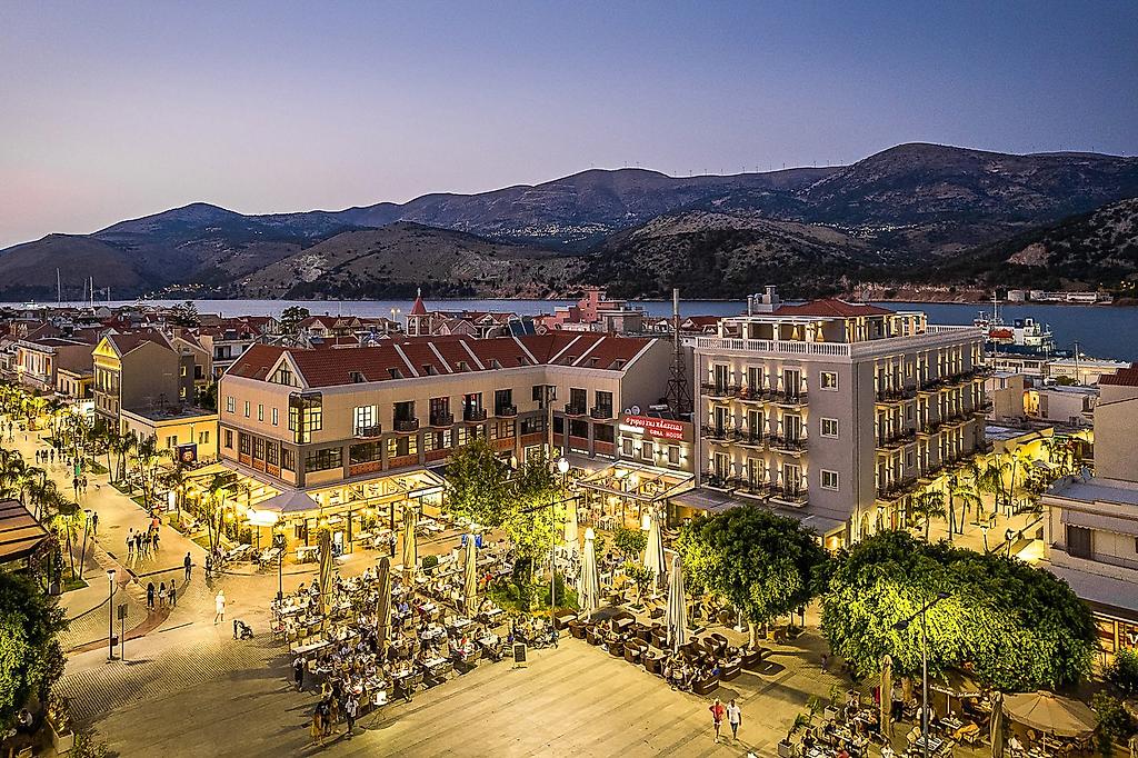 Aenos Hotel, Blick auf die Architektur des Hotels mit seinen terrassenförmigen Ebenen und Balkonen.
