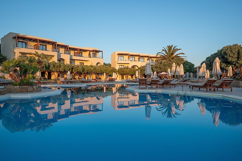 Oya Beach Resort, Erfrischender Poolbereich am Abend mit stimmungsvoller Beleuchtung.