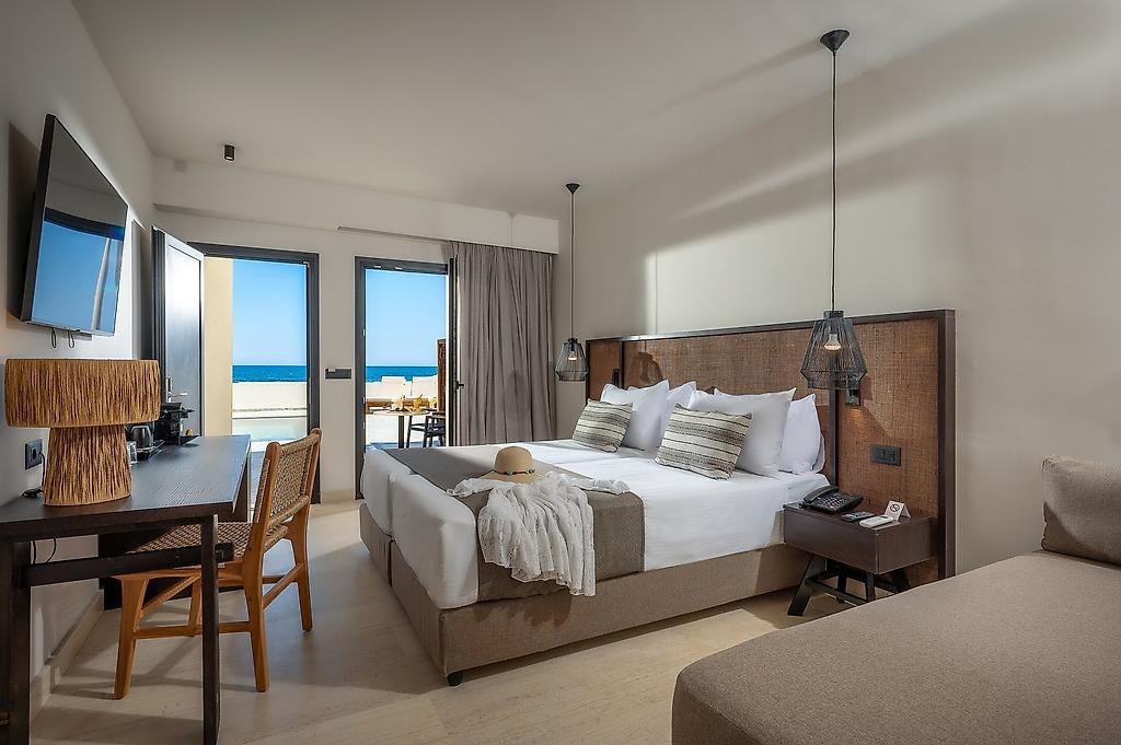 Oya Beach Resort, Moderner Wohnbereich eines Bungalows mit Blick auf den privaten Außenpool.