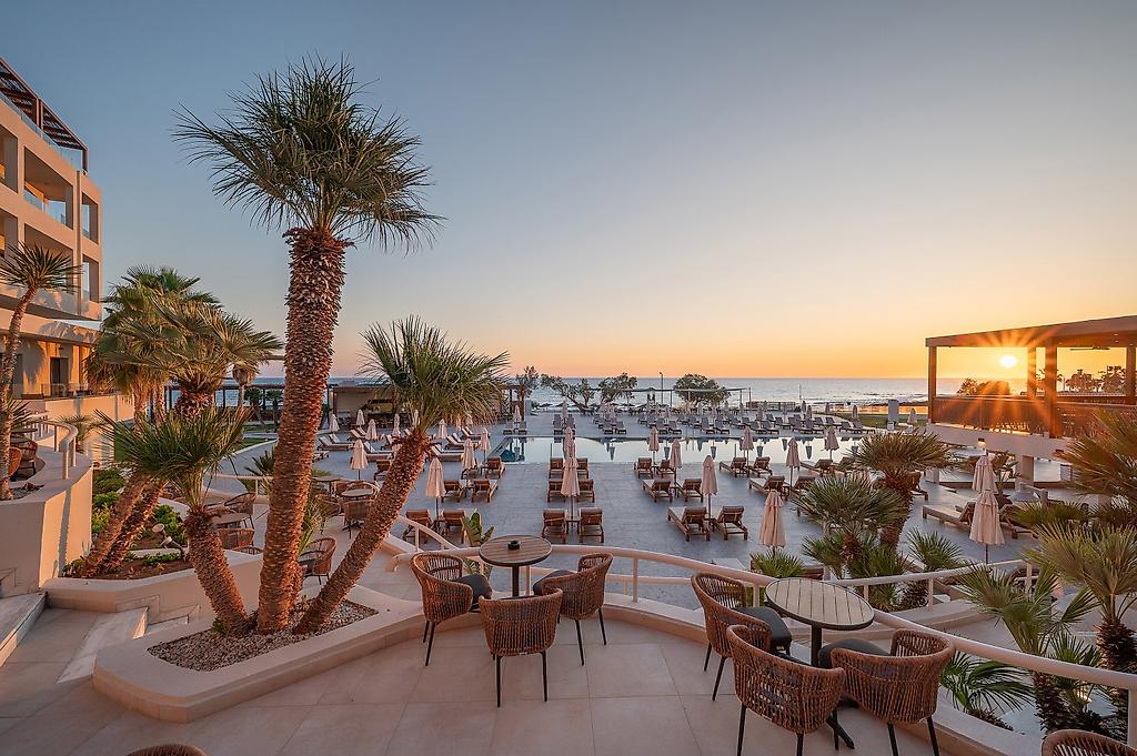 Oya Beach Resort, Großzügiger Swimmingpool im Außenbereich umgeben von Liegen und Sonnenschirmen.