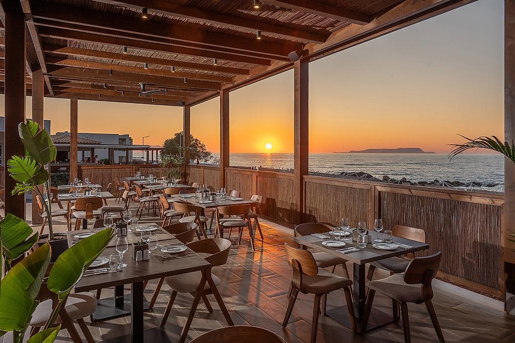 Oya Beach Resort, Elegantes Restaurant Via Bene mit stilvollem Interieur und angenehmer Beleuchtung.