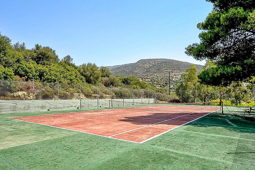 Evia Riviera Resort, Tennisplatz des Hotels mit Blick auf das Meer und die umliegende Landschaft.