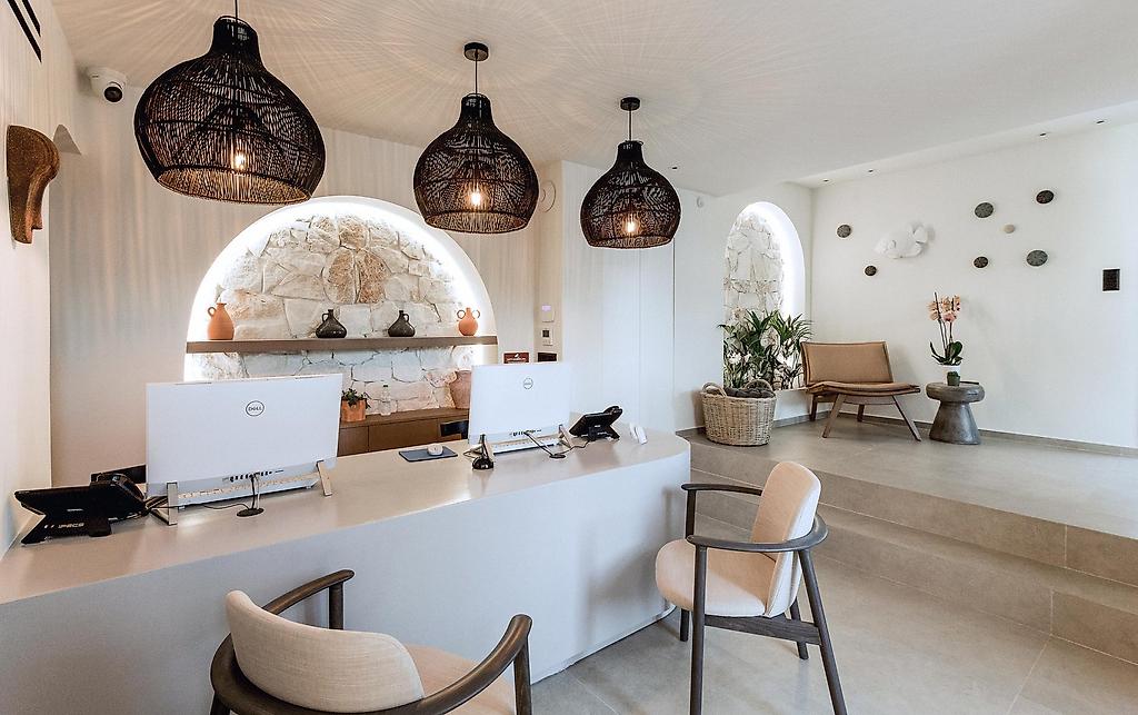 Opal Paros, öffentliche Bereiche