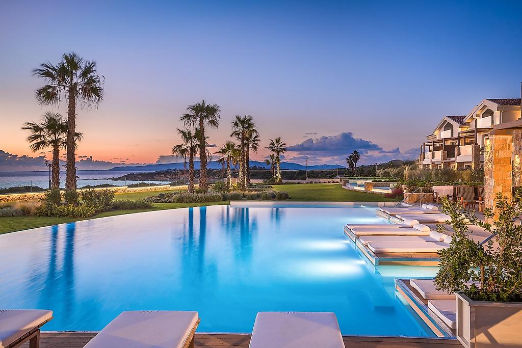 Electra Kefalonia Hotel & Spa, Einladender Außenpool mit klarem Wasser, eingebettet in die moderne Hotelanlage.