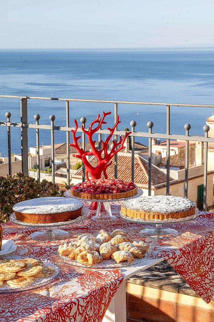 Hotel Isabella, Frühstücksterrasse mit gedeckten Tischen und Blick auf das historische Taormina