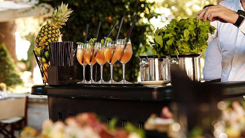 Falkensteiner Hotel Adriana, Barbereich des Hotels in Zadar mit Erfrischungen und Cocktails