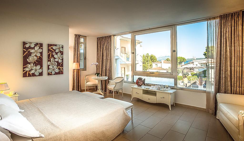 The Pelican Beach Resort & Spa, Deluxe