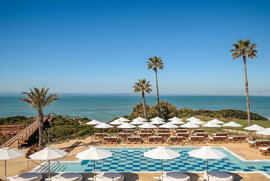 Amàre Beach Hotel Sancti Petri, Poolanlage mit integrierten Whirlpool-Düsen und Blick ins Grüne.