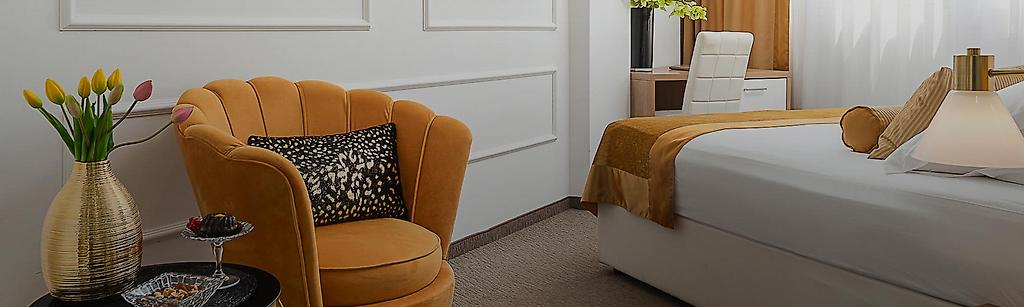 Hotel Corner, Hotel Corner,