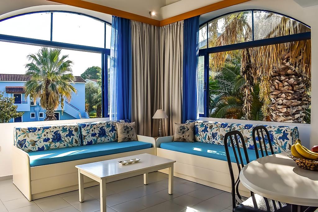 Govino Bay, Studio