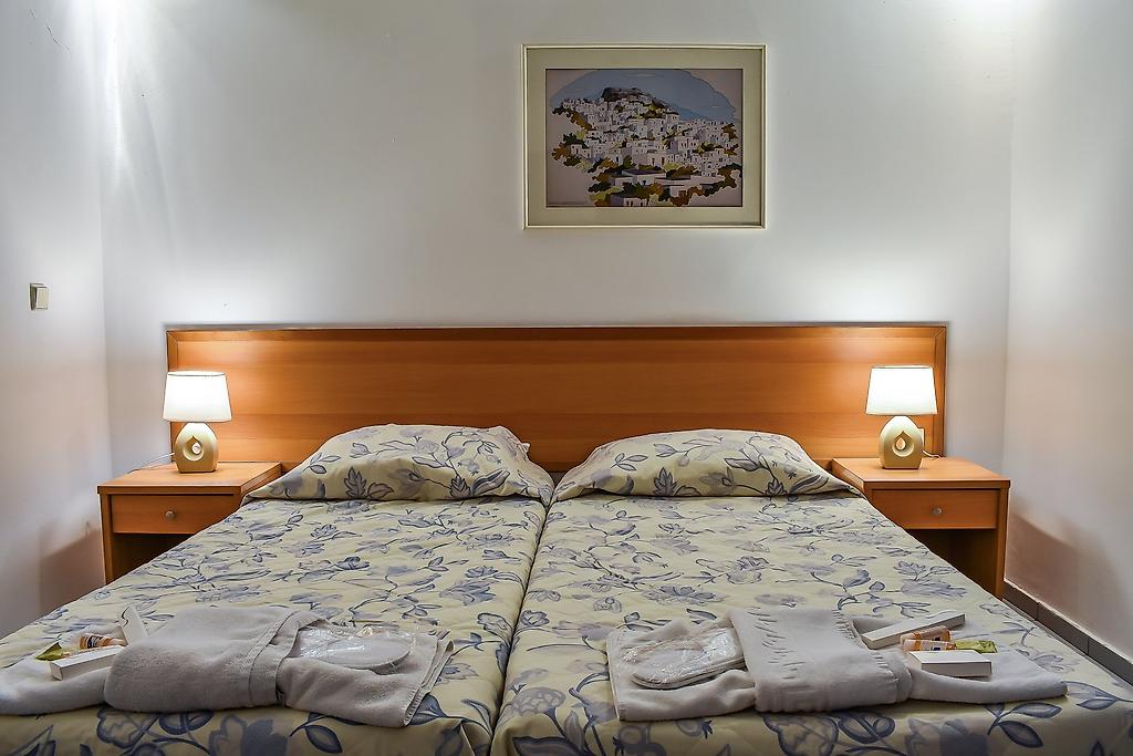 Govino Bay, Studio