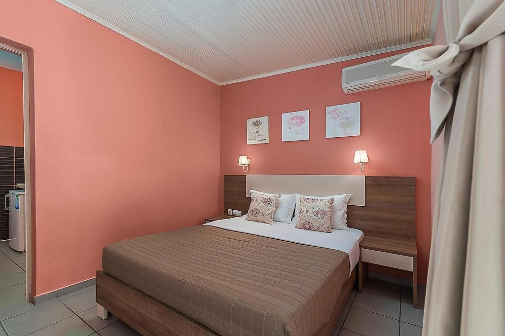 Ouzas Luxury Hotel, Family