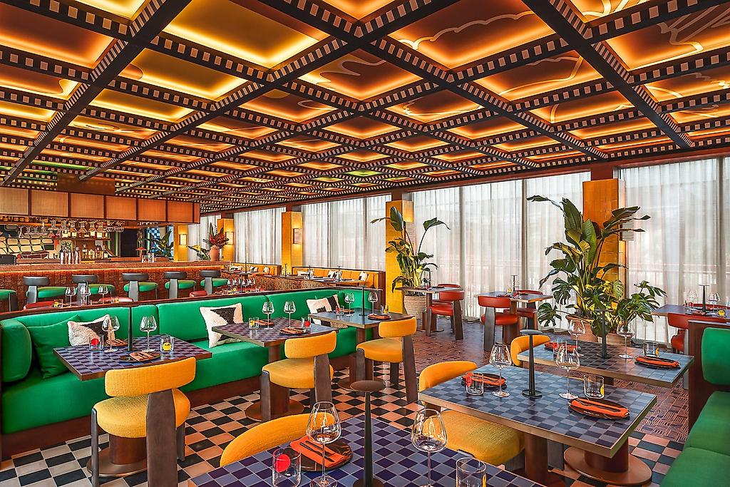 Andaz Lisbon, Blick in den Speisesaal des Restaurants mit Fokus auf das elegante Interieur.