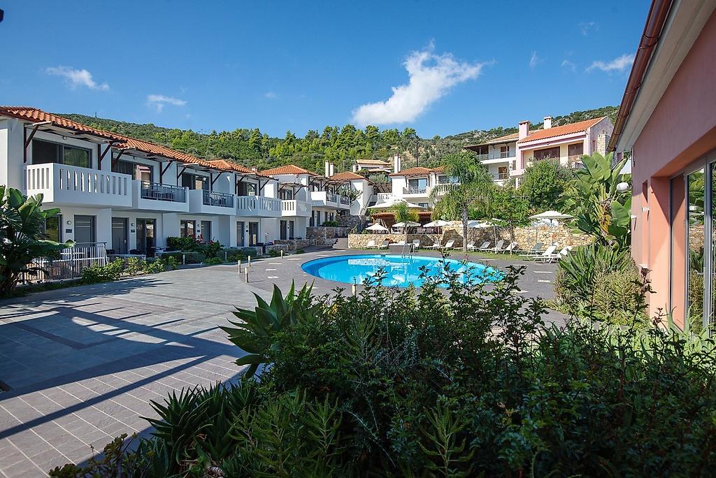 4 Epoches, Resort/Hotelanlage