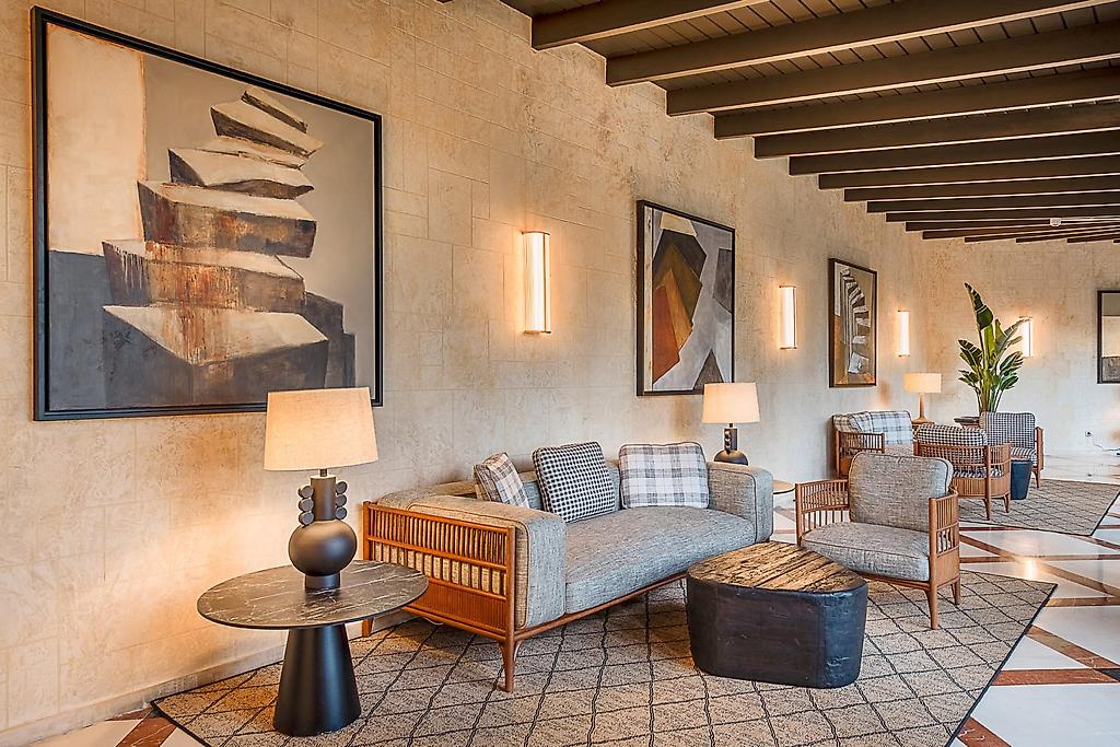 Grand Hotel Las Dunas, Autograph Collection, Geschmackvolle Inneneinrichtung einer Lounge oder eines Gemeinschaftsraums.