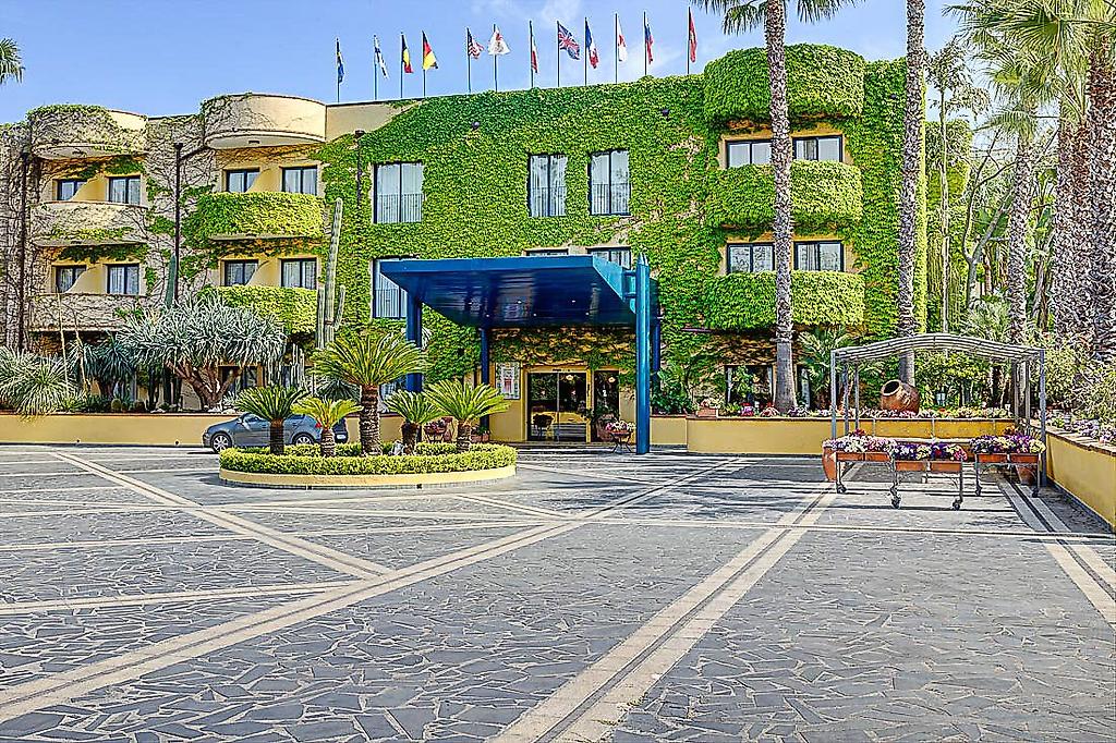 Hotel Caesar Palace, Eingangsbereich des Hotels mit Gebäudeansicht und Zugang zum Empfang