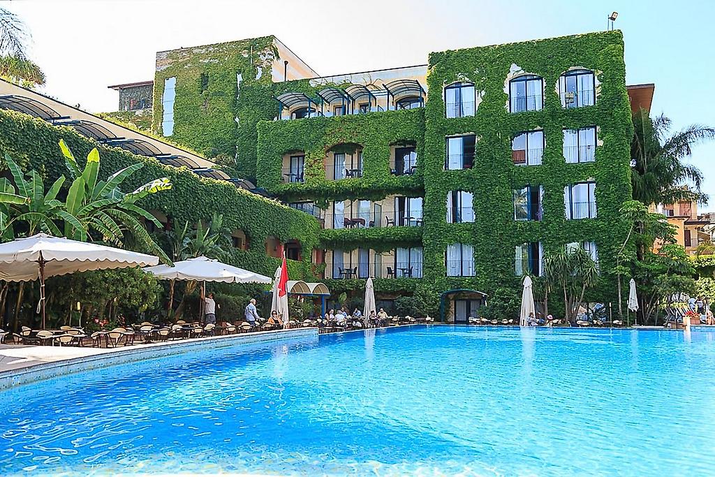 Hotel Caesar Palace, Außenpool des Hotels mit Liegebereich zum Entspannen