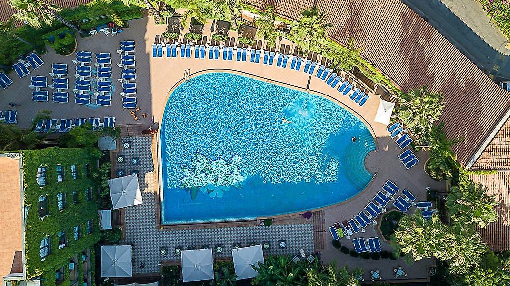 Hotel Caesar Palace, Außenpool des Hotels aus der Vogelperspektive mit umliegender Anlage