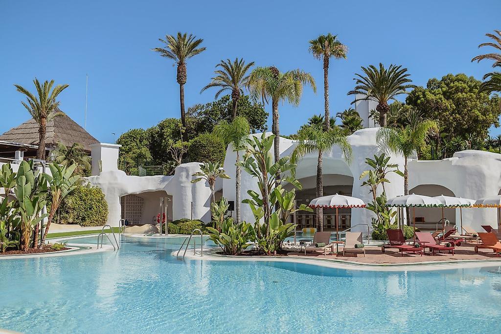 Hotel Don Carlos Marbella, Der „Beach Club Lucia“ in einer weitläufigen Ansicht an einem sonnigen Tag.