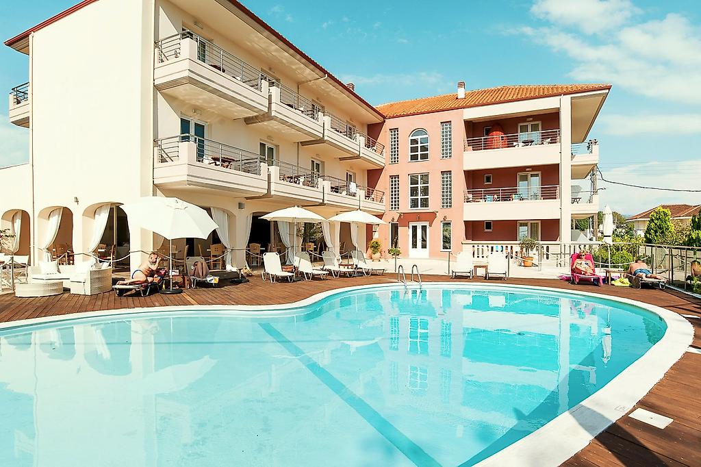Ammos Bay, Pool mit Liegen und Sonnenschirmen