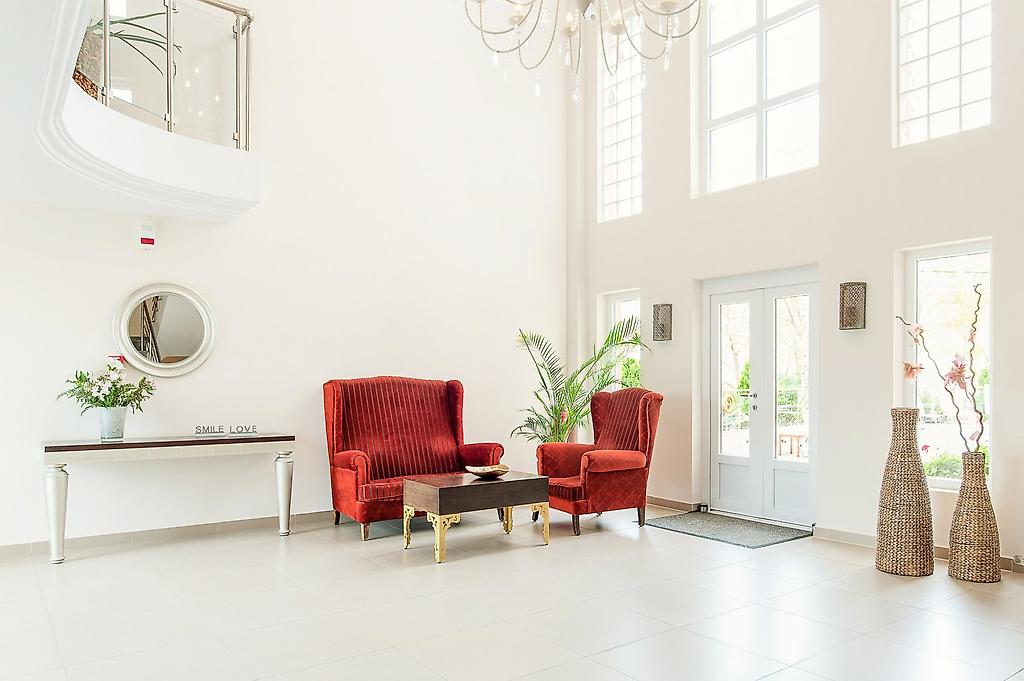 Ammos Bay, Moderne Lobby mit stilvollem Interieur
