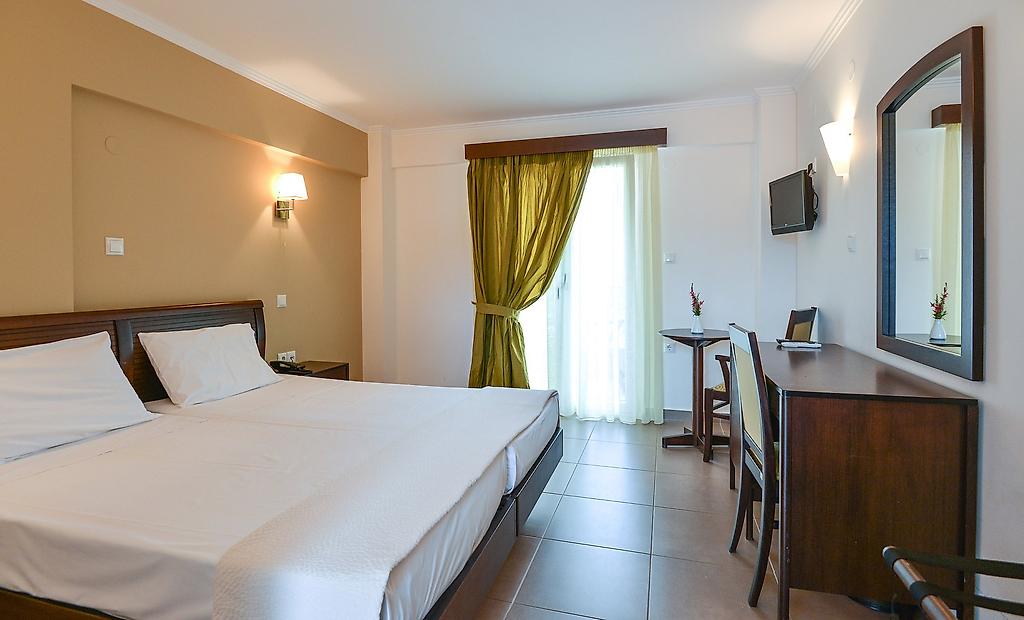 Ammos Bay, Zimmer mit heller Gestaltung und Sitzbereich