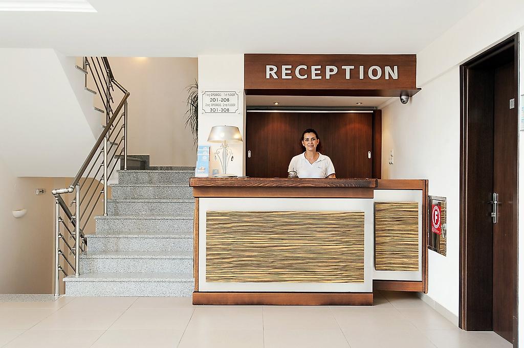 Ammos Bay, Lobby mit Empfangsbereich und Sitzmöglichkeiten