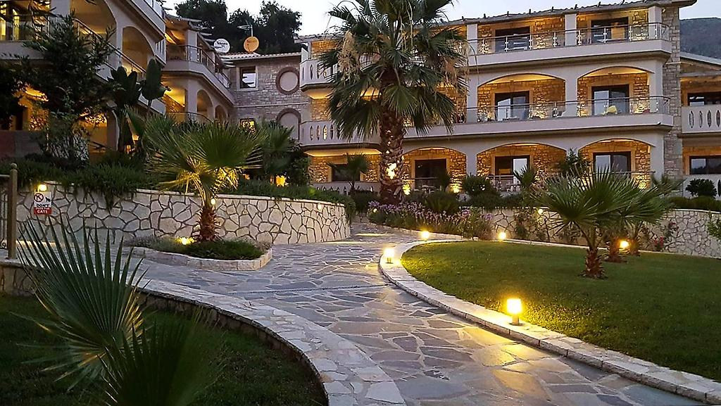 Adams Hotel Suites & Spa, Gartenanlage mit Pflanzen und gepflegten Wegen