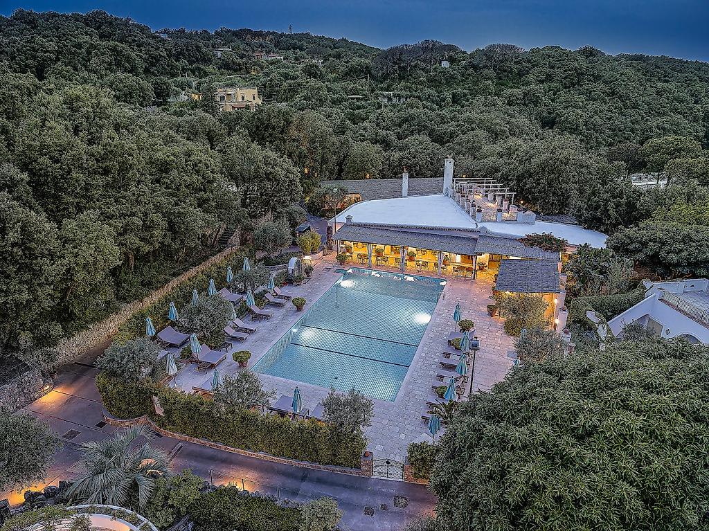Botania Relais & Spa, Zusammenspiel von blauem Poolwasser und der Architektur des angrenzenden Restaurants.