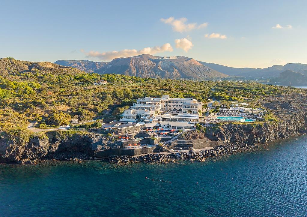 Therasia Resort Sea & Spa, Gesamtansicht der Hotelanlage, die terrassenförmig in die Steilküste integriert ist.