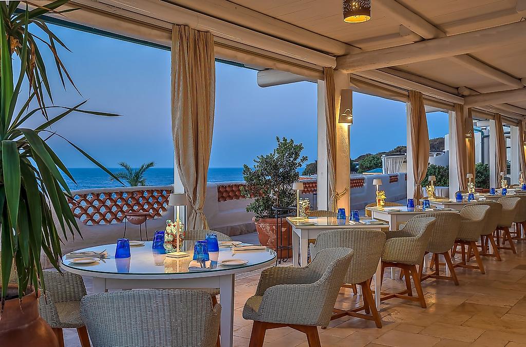 Therasia Resort Sea & Spa, Außenbereich des Restaurants Arcipelago auf einer Terrasse direkt über der Küste.
