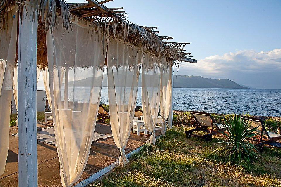 La Salina Borgo di Mare, Sonnige Aussichtsterrasse mit eleganten Loungemöbeln und weitem Panoramablick über die sizilianische Küste.