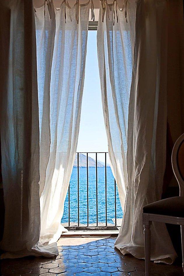 La Salina Borgo di Mare, Panoramablick über die hügelige Landschaft Siziliens bis hin zum glitzernden Mittelmeer.