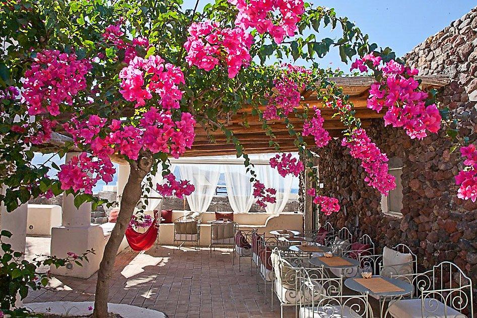 La Salina Borgo di Mare, Gemütlicher Sitzbereich auf einer Hotelterrasse mit Blick auf das Meer, umgeben von mediterranen Pflanzen.