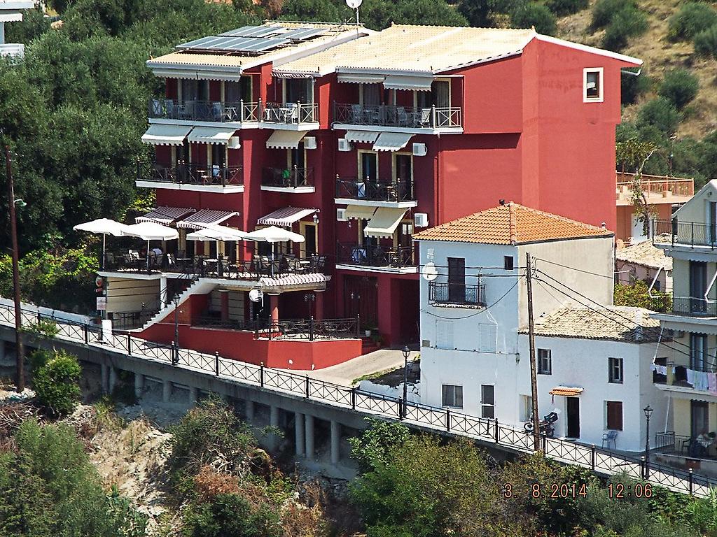 Hotel Palatino, Außenansicht des Hotelgebäudes in Griechenland in Strandnähe.
