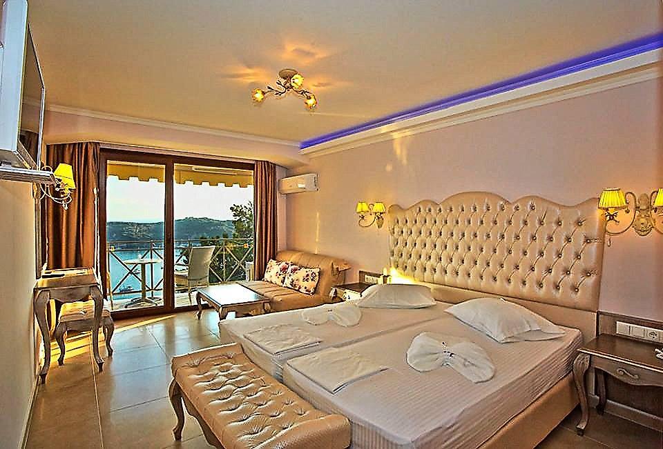 Hotel Palatino, Blick auf das Doppelbett und die wohnliche Gestaltung des Zimmers.