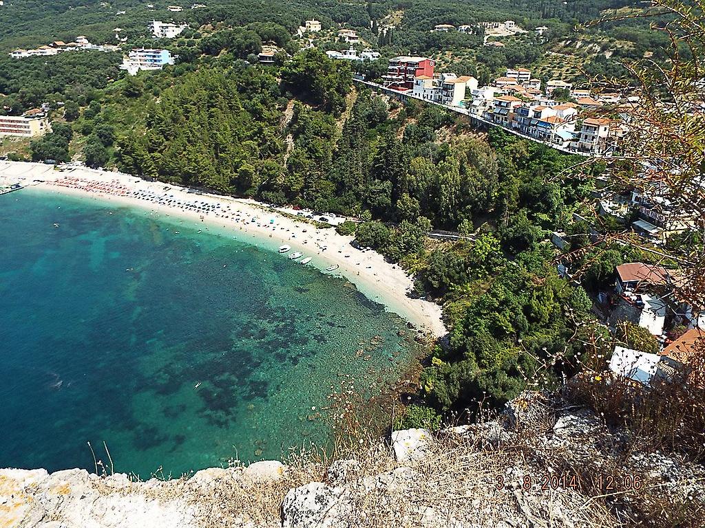 Hotel Palatino, Blick auf den feinen Sandstrand und das türkisfarbene Meer in Griechenland.