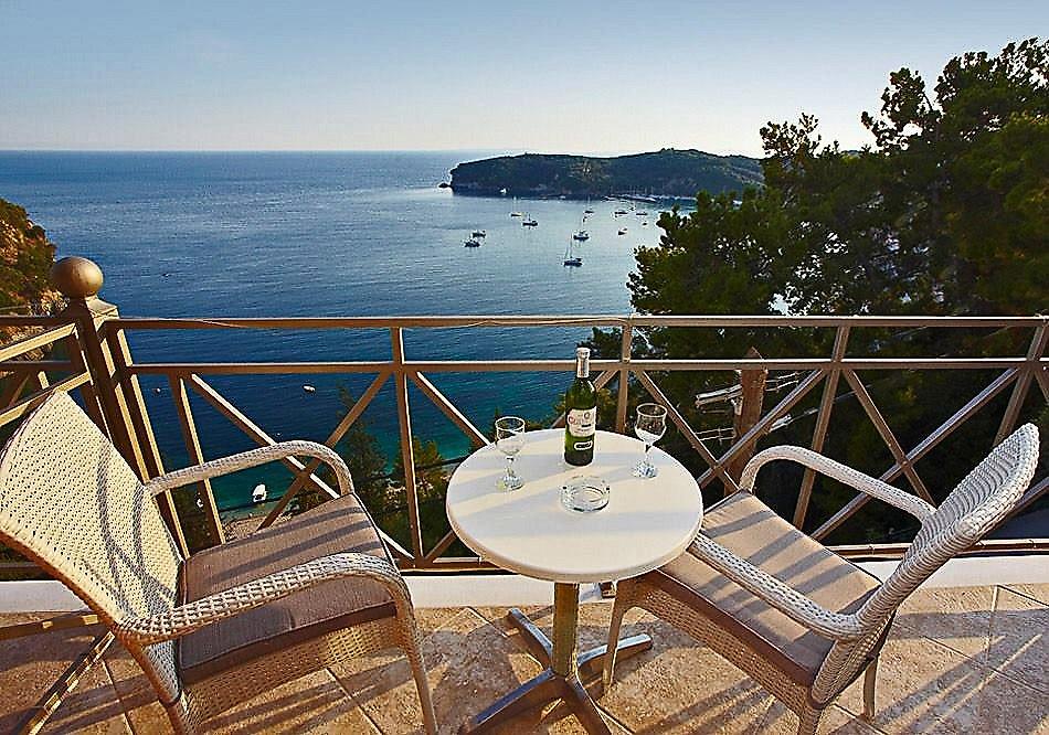 Hotel Palatino, Malerische Aussicht auf eine Bucht mit kristallklarem Wasser und grünen Hügeln.