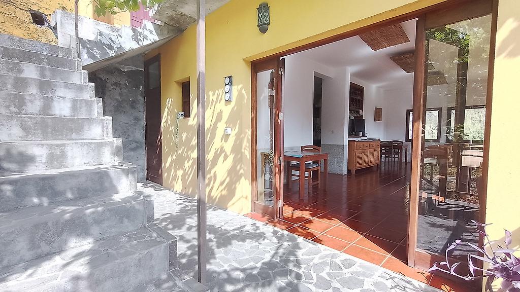 Casa Cavoquinho, Innenbereich des Hotelrestaurants mit landestypischer Dekoration und Holztischen.