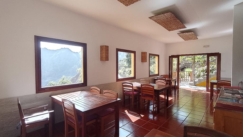 Casa Cavoquinho, Blick über das Buffet im Restaurantbereich mit einer Auswahl an lokalen Speisen.
