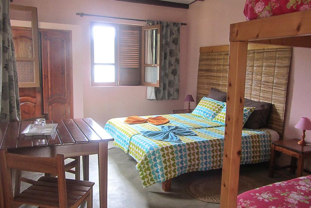 Casa das Ilhas, Geräumiges Schlafzimmer mit minimalistischem Design, Doppelbett und warmen Holzakzenten.