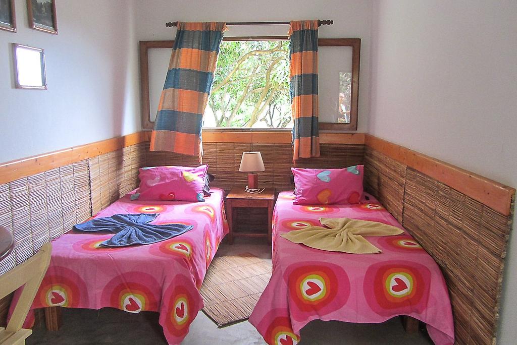 Casa das Ilhas, Detailaufnahme der Zimmereinrichtung mit einem Schreibtisch und moderner Dekoration.