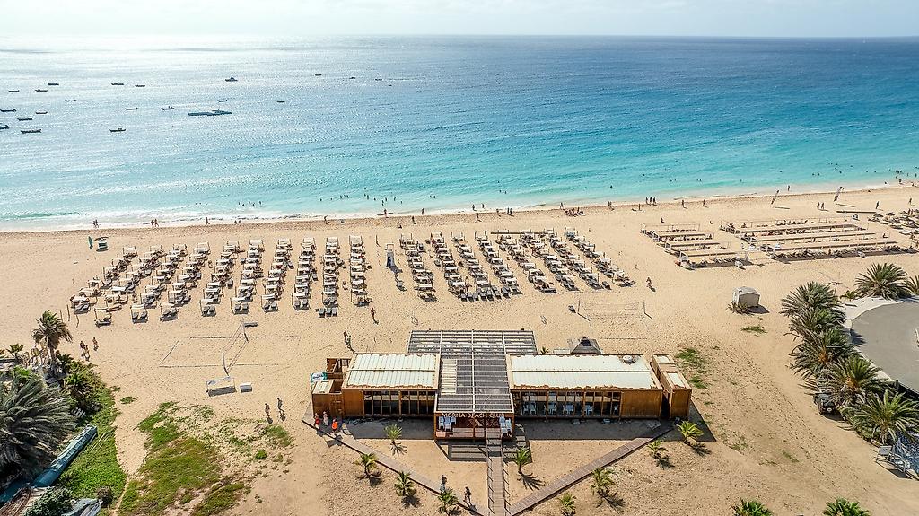 Oásis Salinas Sea, Rustikale Strandbar aus Holz direkt im Sand mit Blick auf den Atlantik.