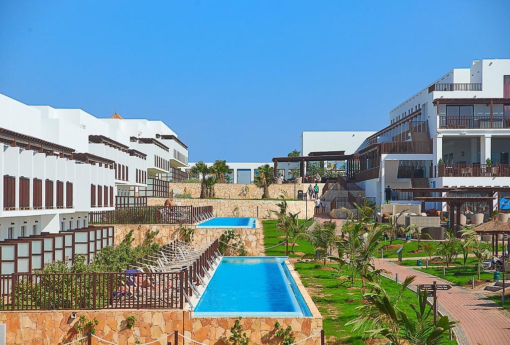 Meliá Llana Beach Resort & Spa, Swim-up Zimmer mit direktem Zugang vom Balkon in den Gemeinschaftspool.