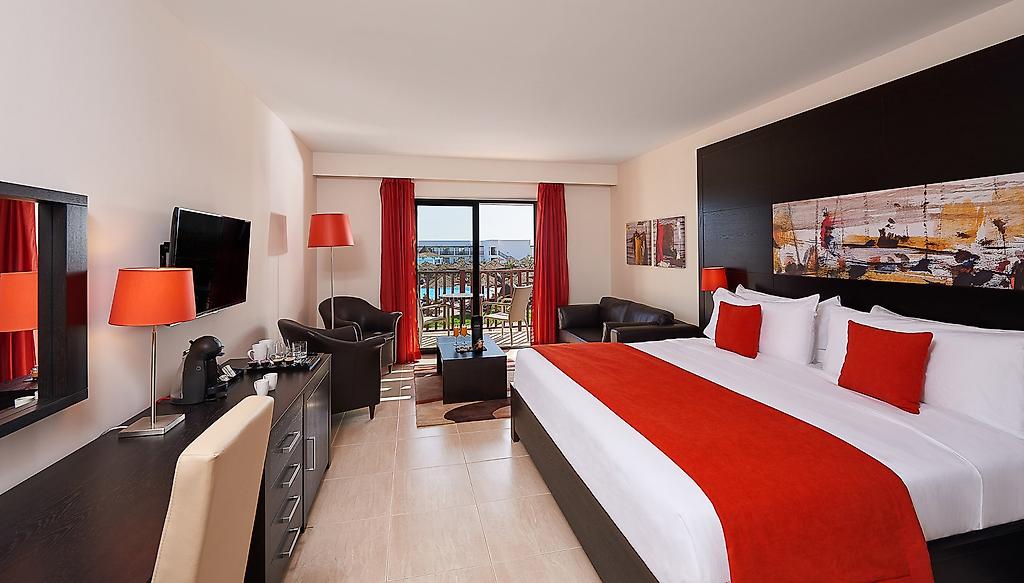 Meliá Llana Beach Resort & Spa, Komfortables Hotelzimmer mit Sitzgelegenheit und moderner Ausstattung.
