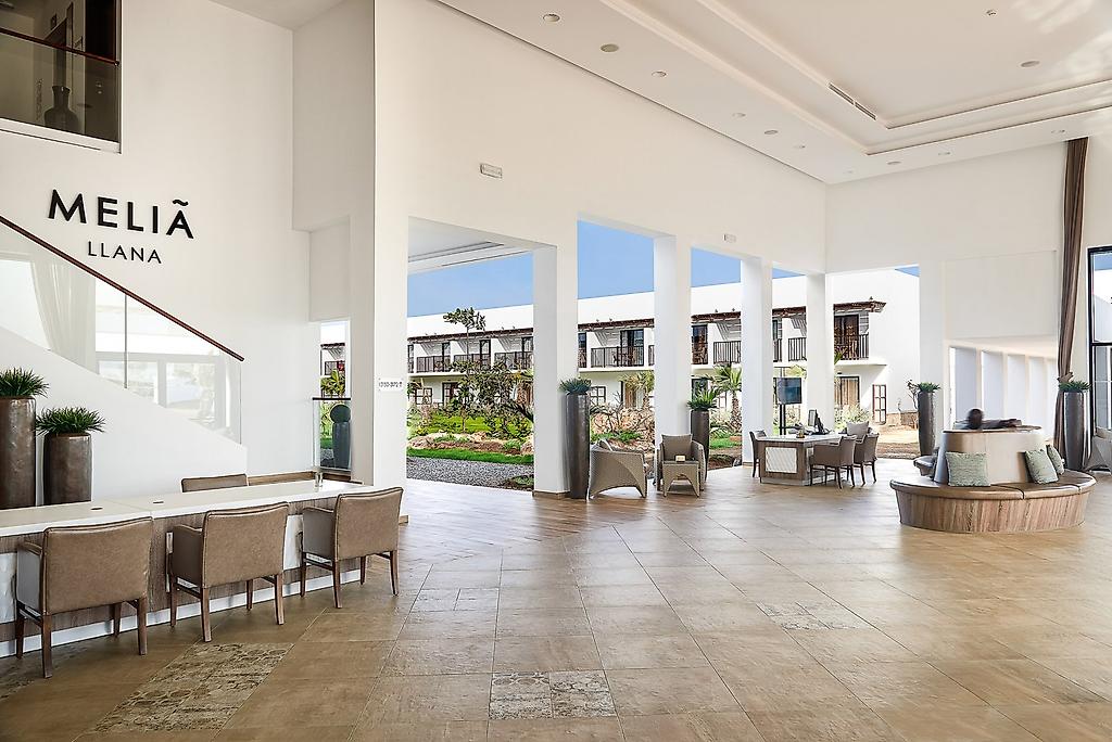 Meliá Llana Beach Resort & Spa, Lichtdurchfluteter Loungebereich in der Lobby mit gemütlichen Sesseln.