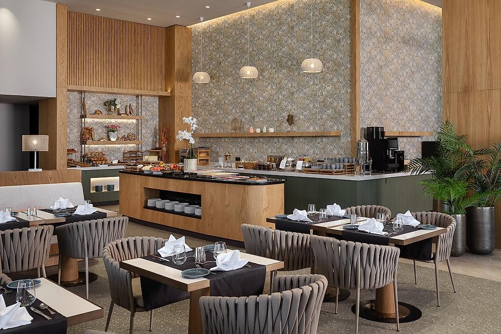Four Points by Sheraton São Vicente Resort, Geschmackvoll eingerichteter Hauptsaal des Hotelrestaurants mit gedeckten Tischen.
