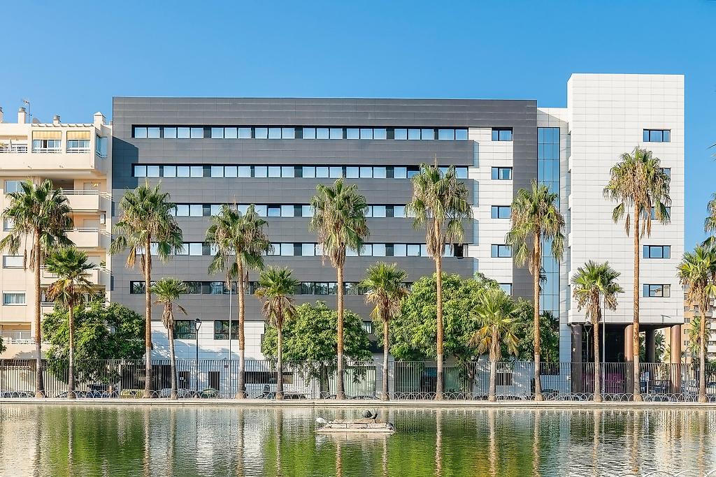 Hotel Catalonia Málaga, Außenansicht des modernen Hotelgebäudes mit hellen Fassaden unter blauem Himmel.