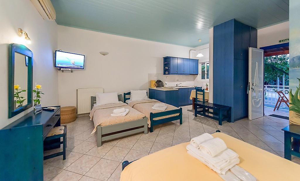 Villa Ganios, Stilvolles Interieur eines Gästezimmers mit Fokus auf Textilien und Materialien.